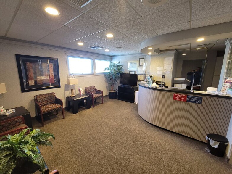 595 N Center Rd, Saginaw, MI à vendre - Photo du bâtiment - Image 2 de 15