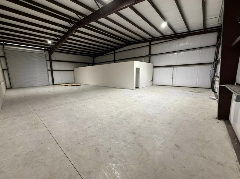 299 Navarro Drive portefeuille de 2 propriétés à vendre sur LoopNet.ca - Photo du bâtiment - Image 3 de 42