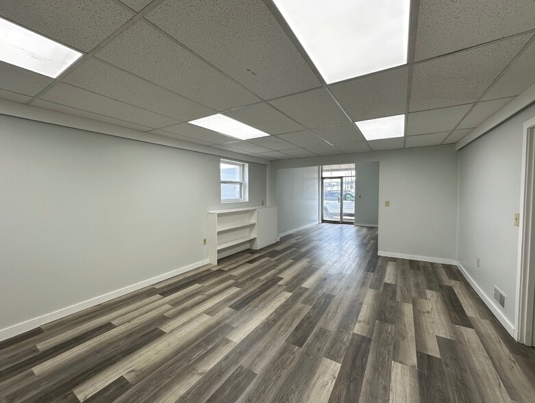317 N Larch St, Lansing, MI for lease - Building Photo - Image 3 of 7