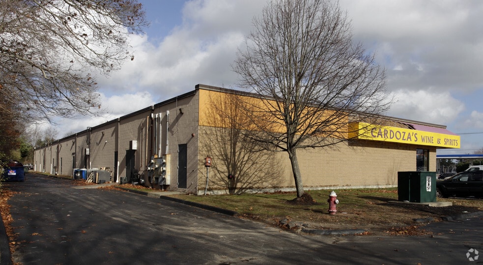 154 Faunce Corner Rd, North Dartmouth, MA for lease - Building Photo - Image 3 of 20