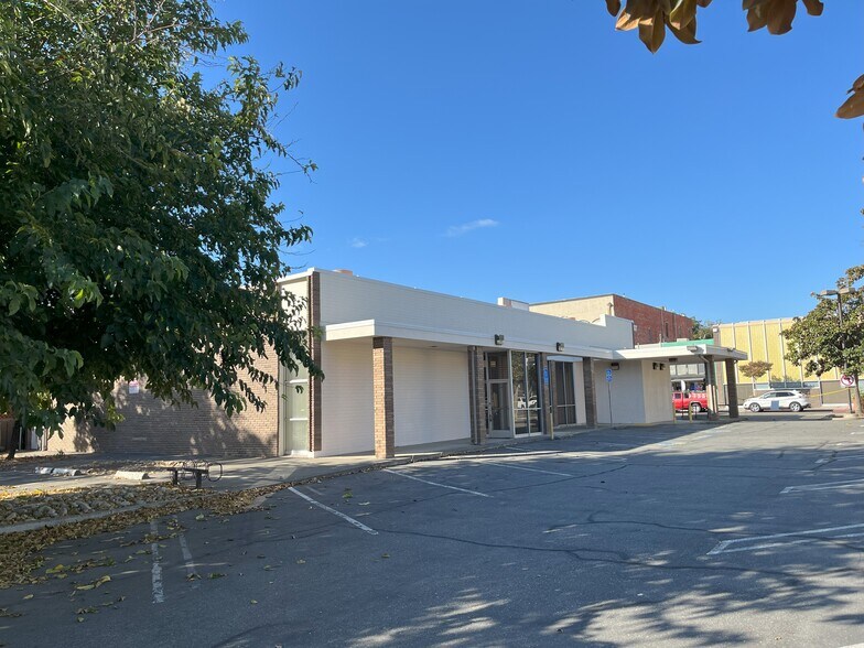 178 N 1st St, Dixon, CA à louer - Photo du bâtiment - Image 2 de 5
