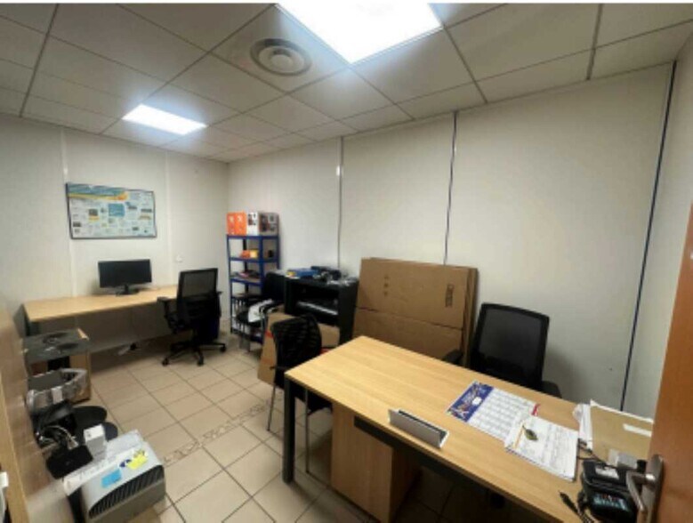 Flex in Saint-Priest for lease - Interior Photo - Image 3 of 19