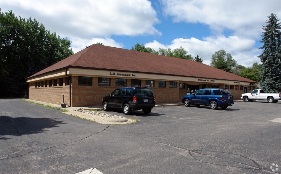 7805 Cooley Lake Rd, West Bloomfield, MI for lease - Primary Photo - Image 1 of 7