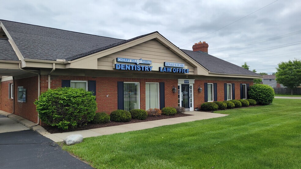 42448 Cherry Hill Rd, Canton, MI à louer - Photo du bâtiment - Image 2 de 14