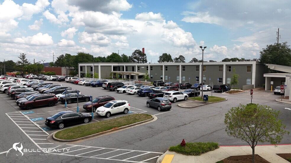 2550 Windy Hill Rd SE, Marietta, GA à louer - Photo du bâtiment - Image 2 de 32