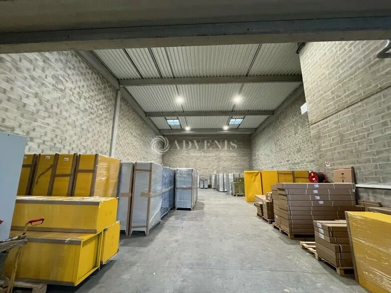 Flex in Élancourt for lease - Interior Photo - Image 3 of 3