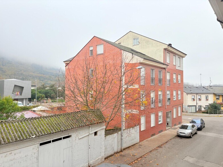Avenida de Portugal, 101, Ponferrada, León for sale - Primary Photo - Image 2 of 43
