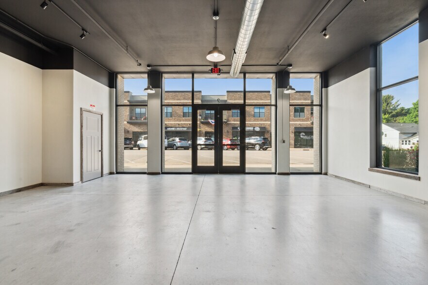 120 W Main St, Solon, IA à louer - Photo du bâtiment - Image 2 de 7