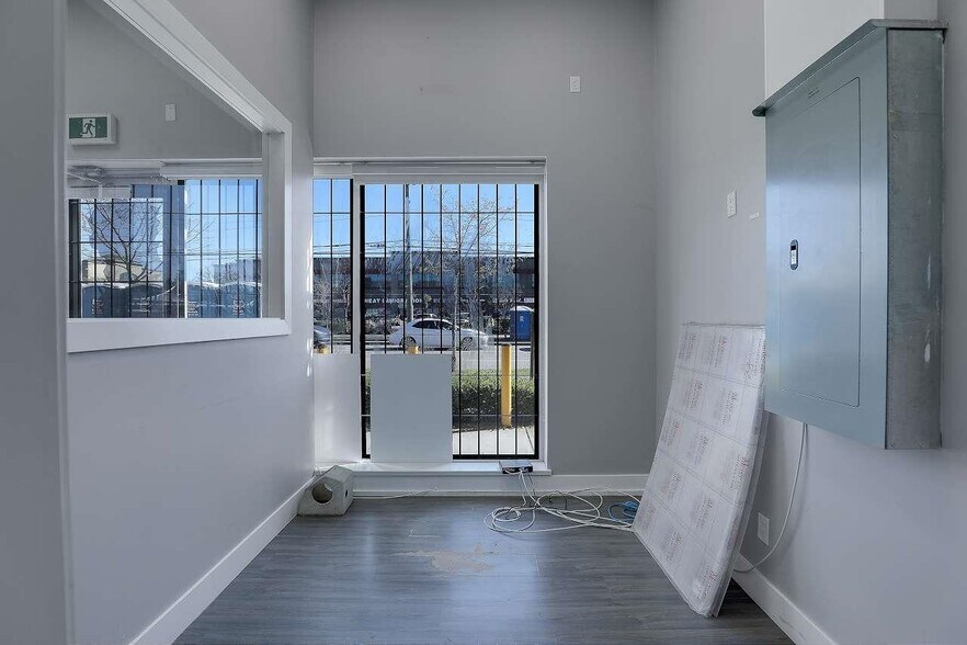 8028 128th St, Surrey, BC à vendre - Photo du bâtiment - Image 3 de 8