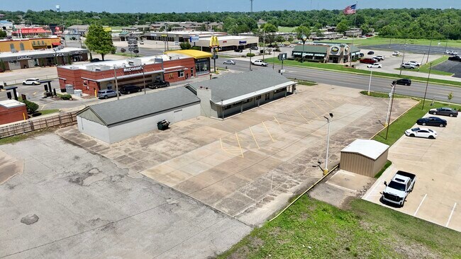 Plus de détails pour 2120 N 14th St, Ponca City, OK - Bureau/Commerce de détail à louer