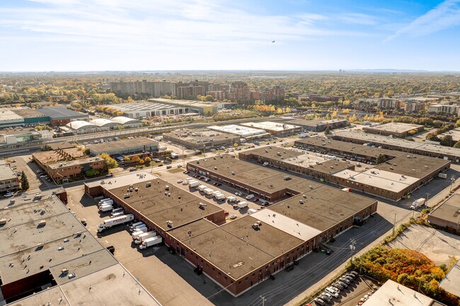 Plus de détails pour 375-455 Deslauriers Rue, Saint-Laurent, QC - Bureau, Industriel à louer