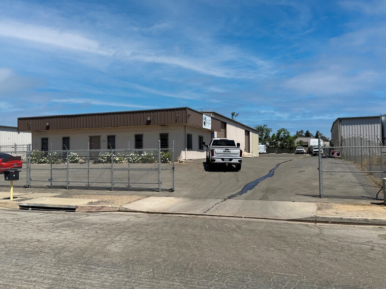 4114 Armour Ave, Bakersfield, CA for lease - Building Photo - Image 2 of 6