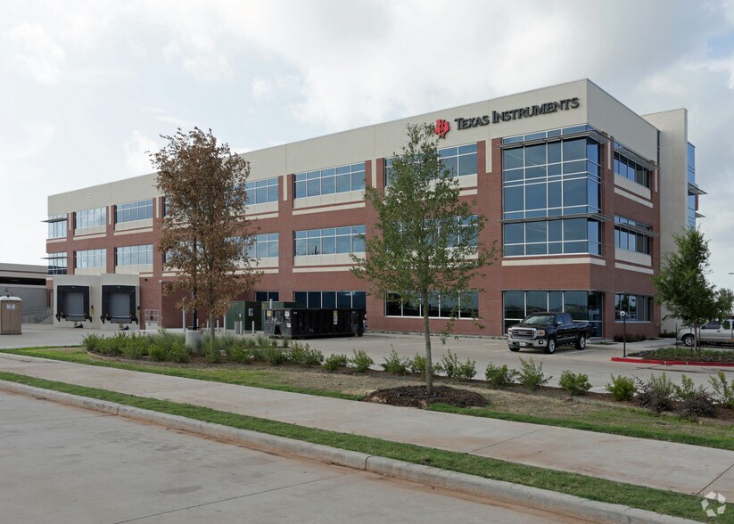 13905 University Blvd, Sugar Land, TX à vendre - Photo du bâtiment - Image 3 de 6
