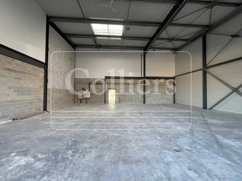 Flex in Venelles for lease - Interior Photo - Image 2 of 5