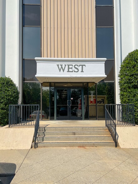 33 Villa Rd, Greenville, SC for lease - Building Photo - Image 2 of 11