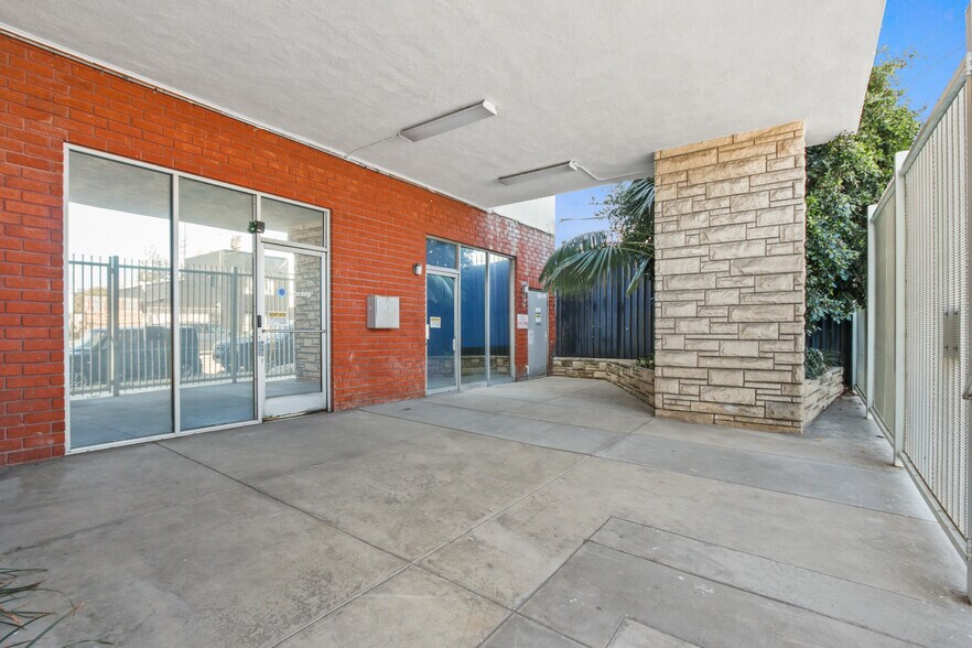 2311, 2317 and 2327 Pontius Avenue portefeuille de 3 propriétés à vendre sur LoopNet.ca - Photo du bâtiment - Image 2 de 18