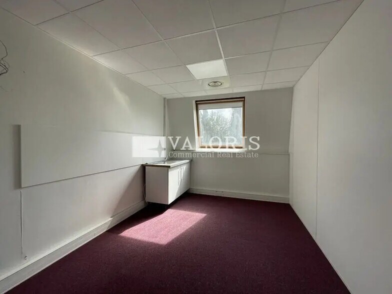 Office in Bron for lease - Interior Photo - Image 3 of 6