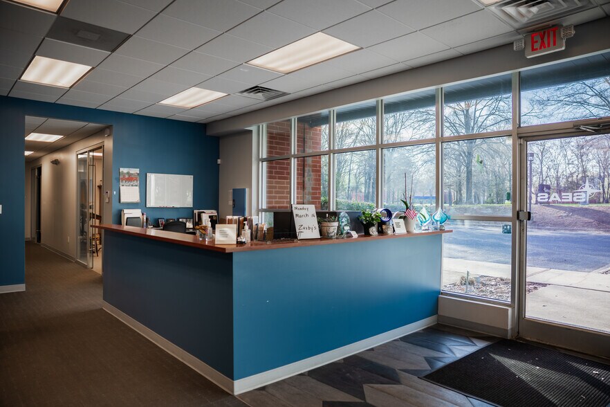 9325 Forsyth Park Dr, Charlotte, NC à vendre - Photo du bâtiment - Image 2 de 19