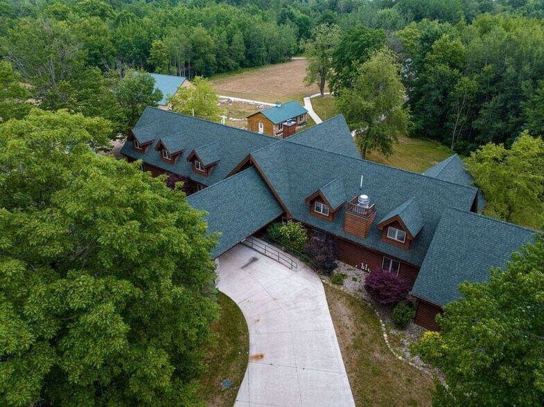 355 Mannsiding Rd, Harrison, MI à vendre - Photo du bâtiment - Image 2 de 82