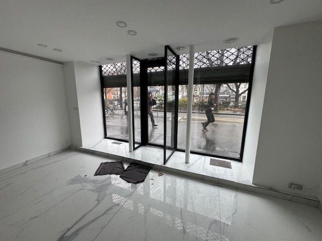 Retail in Paris for lease - Interior Photo - Image 2 of 9