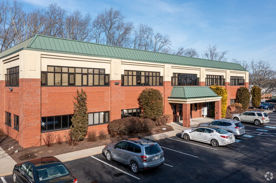 1351 S County Trl, East Greenwich, RI à louer - Photo du bâtiment - Image 2 de 6