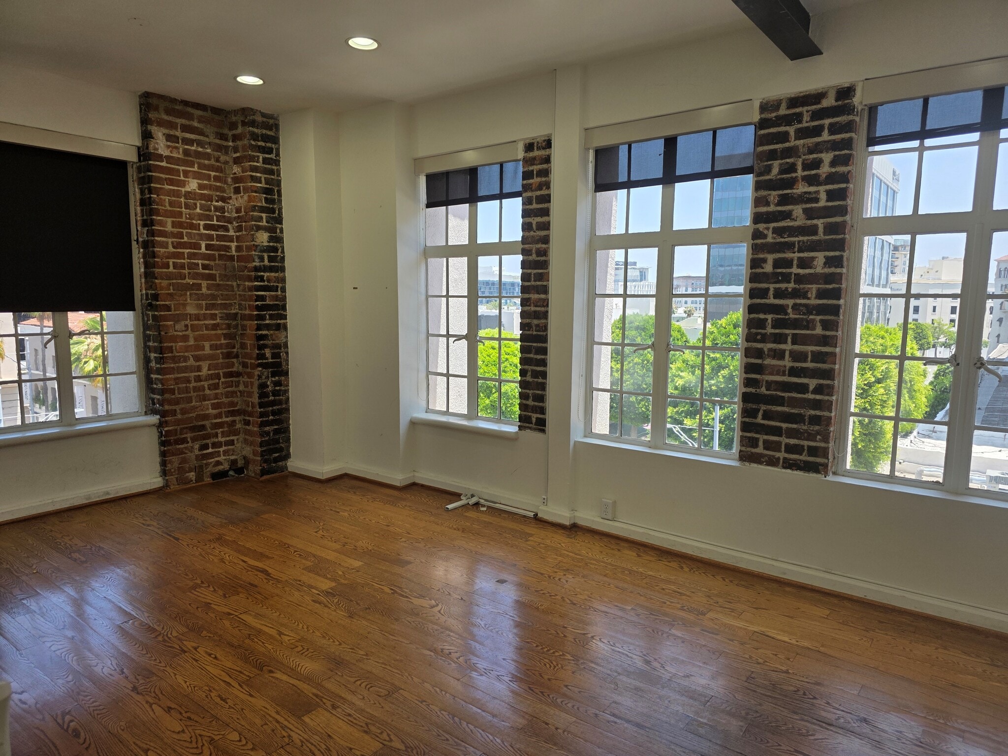 9615 Brighton Way, Beverly Hills, CA for lease Interior Photo- Image 1 of 6