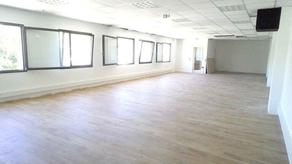 Office in Aubagne for lease - Interior Photo - Image 2 of 5