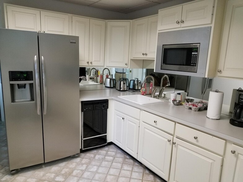 165 W Putnam Ave, Greenwich, CT for lease - Interior Photo - Image 3 of 5