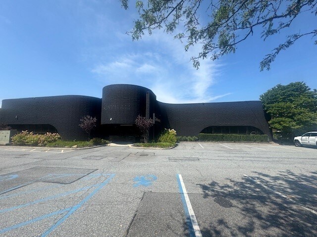 1745 Expressway Dr N, Hauppauge, NY à vendre - Photo du bâtiment - Image 1 de 1