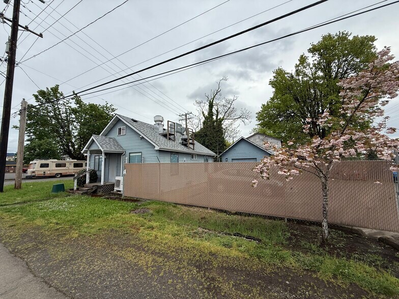 215 S 19th St, Springfield, OR à louer - Photo du bâtiment - Image 2 de 11