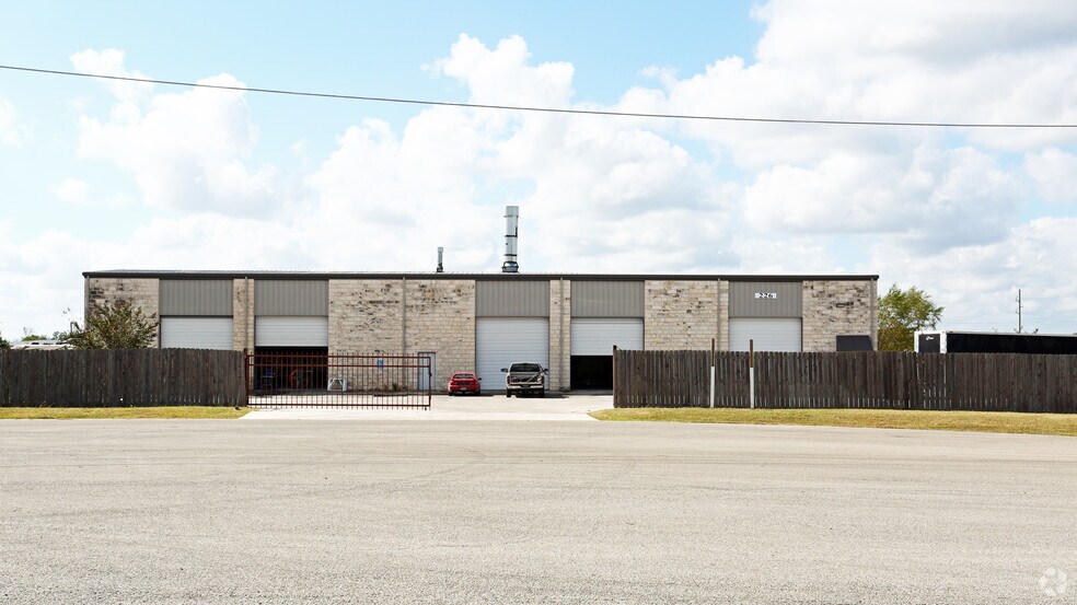 226 Weldon Johnson Way, Kyle, TX à louer - Photo du bâtiment - Image 2 de 5