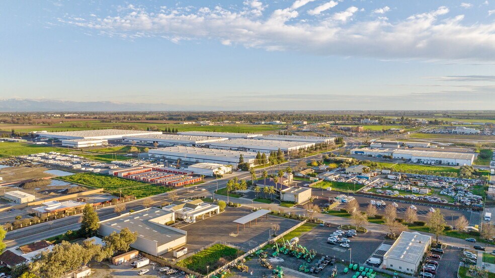 1123 N Plaza Dr, Visalia, CA à louer - Photo du bâtiment - Image 2 de 12