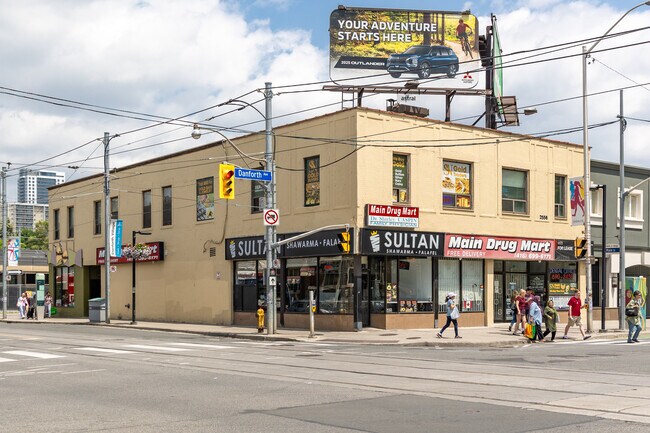 Plus de détails pour 2558 Danforth Av, Toronto, ON - Commerce de détail à louer