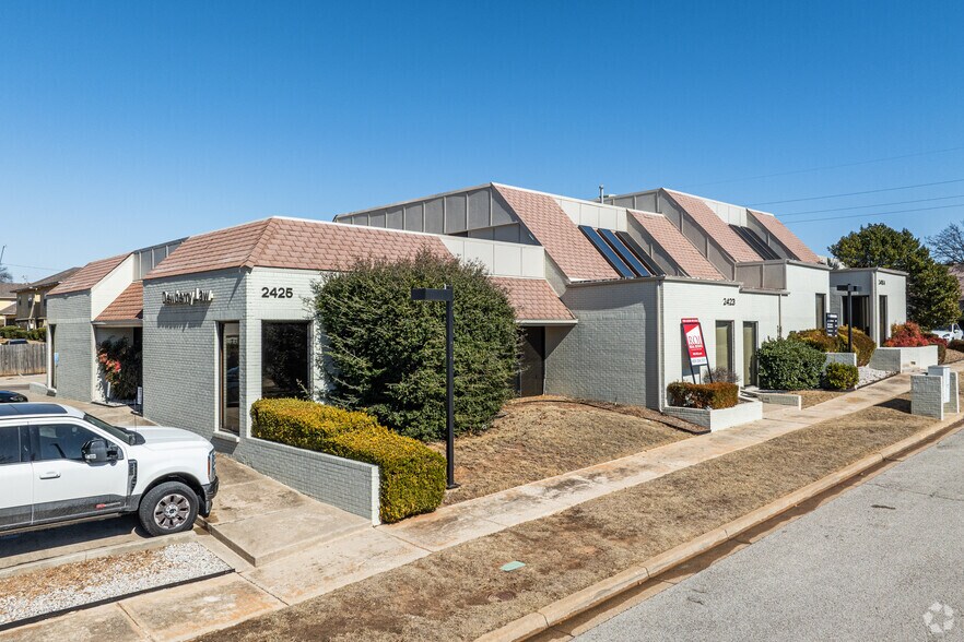 2425 Wilcox Dr, Norman, OK à vendre - Photo principale - Image 1 de 83