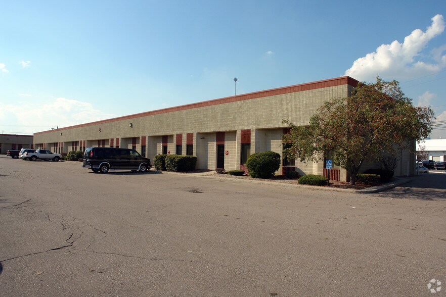 24073-24083 Research Dr, Farmington Hills, MI à louer - Photo du bâtiment - Image 1 de 5