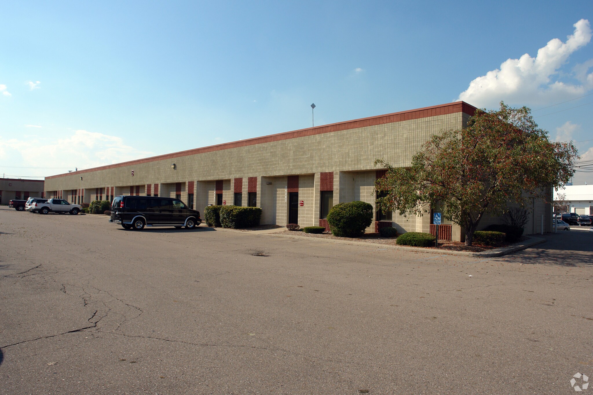 24073-24083 Research Dr, Farmington Hills, MI à louer Photo du bâtiment- Image 1 de 6