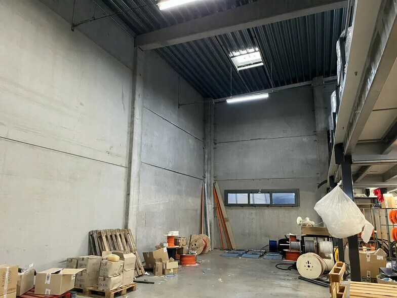 Flex in Bussy-Saint-Georges for lease - Interior Photo - Image 2 of 6