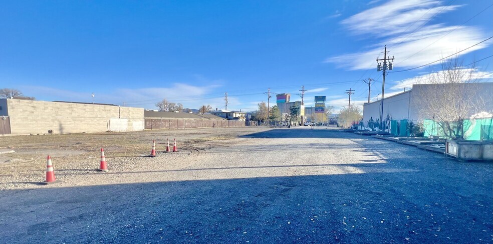 85 Gentry Way, Reno, NV à louer - Photo du bâtiment - Image 2 de 7