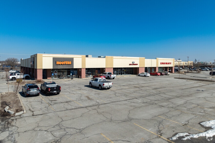 301-341 Market Pl, Fairview Heights, IL for lease - Primary Photo - Image 2 of 6