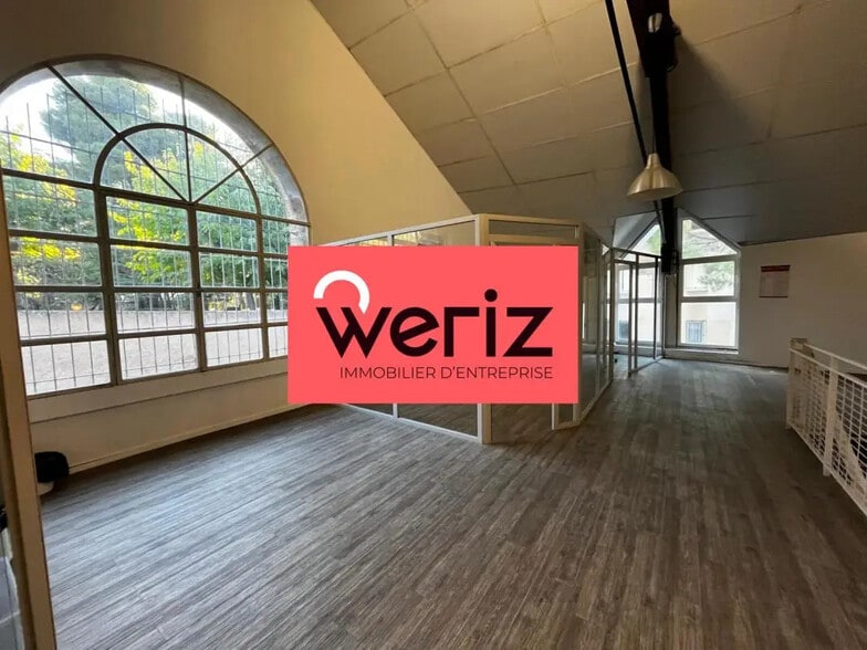 Flex in Marseille for lease - Interior Photo - Image 2 of 5