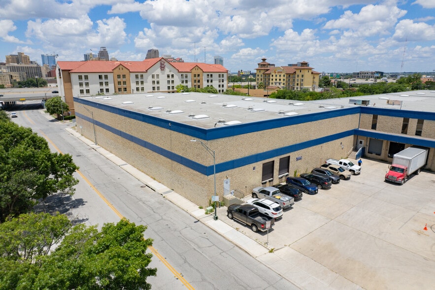 1113-1133 E Houston St, San Antonio, TX for lease - Building Photo - Image 1 of 16