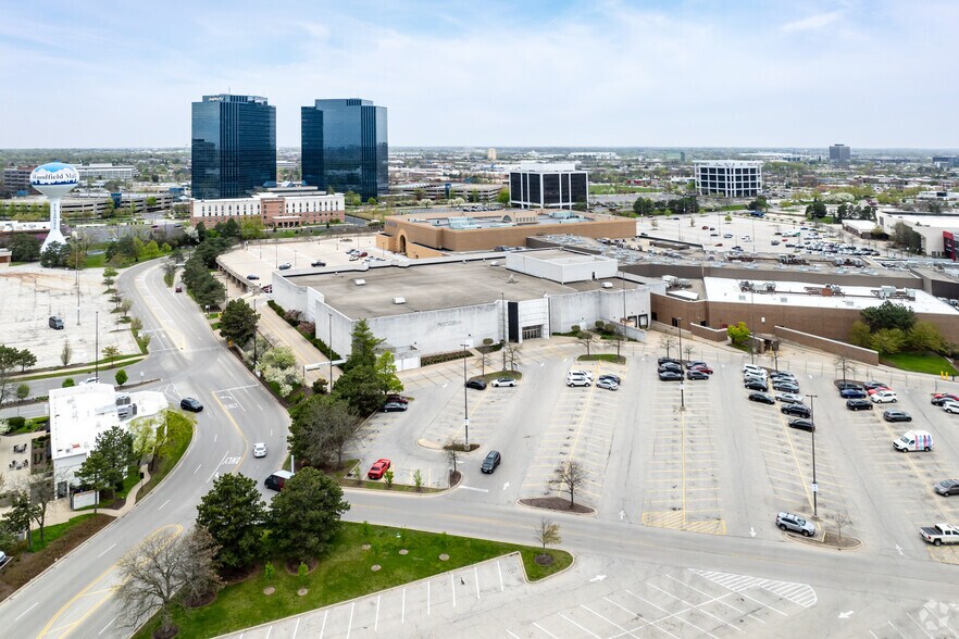 5 Woodfield Mall, Schaumburg, IL à louer - Aérien - Image 2 de 9