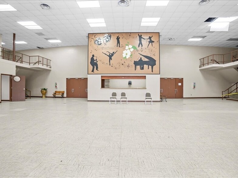 1819 Spring St, Palestine, TX for sale - Interior Photo - Image 3 of 60