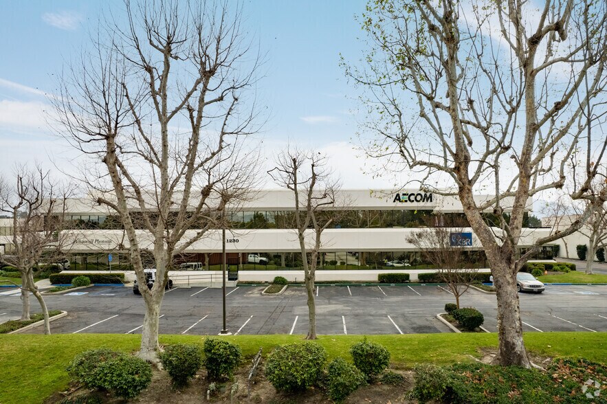 1220 Avenida Acaso, Camarillo, CA à louer - Photo du bâtiment - Image 2 de 9
