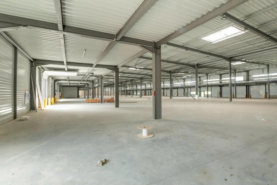 Flex in Aulnay-sous-Bois for lease - Interior Photo - Image 2 of 6