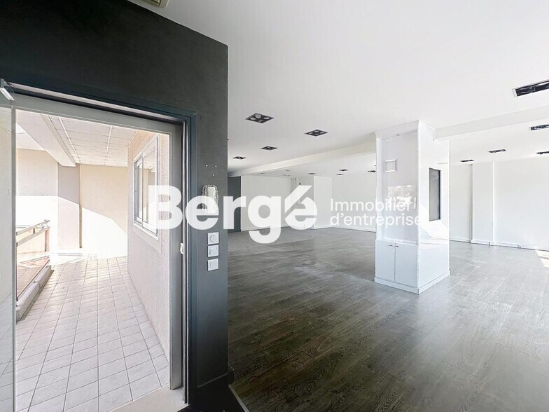 Office in Le Cannet for sale - Building Photo - Image 2 of 12