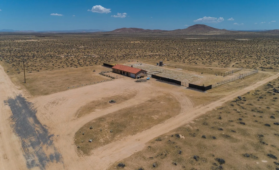 14814 Castle Butte Rd, North Edwards, CA for lease - Building Photo - Image 2 of 11