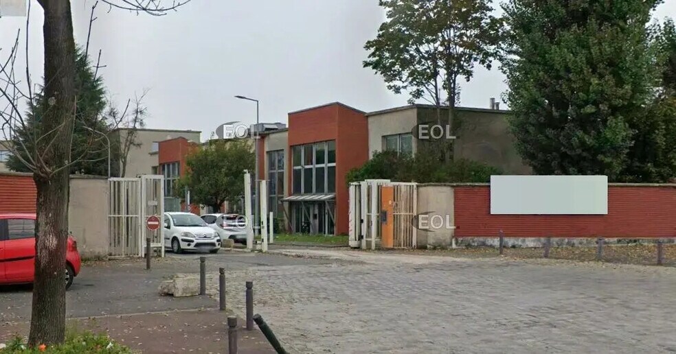 Office in La Courneuve for lease - Building Photo - Image 1 of 1