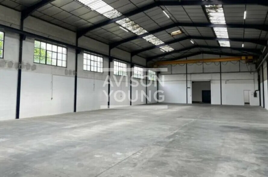 Flex in Morangis for lease - Interior Photo - Image 1 of 3