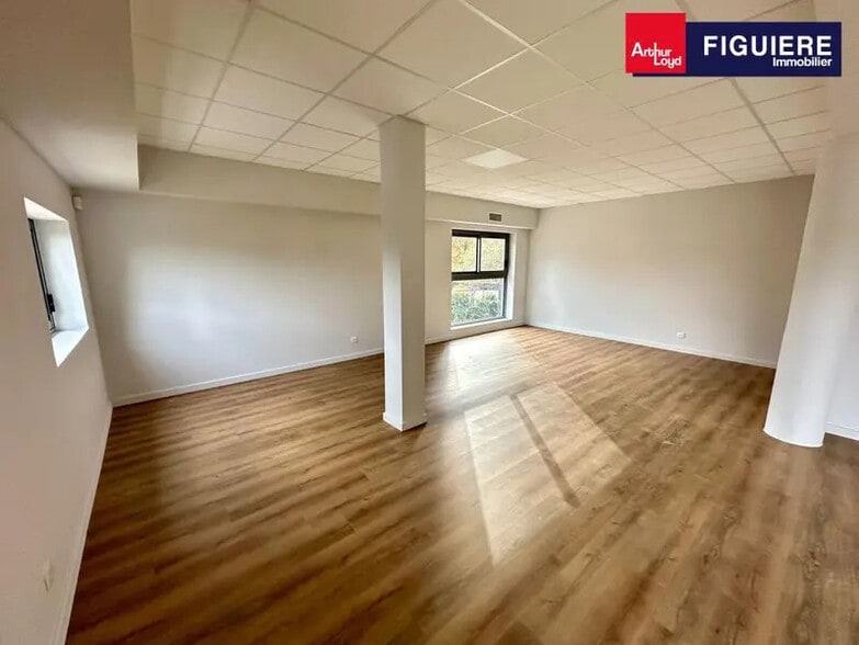 247 Avenue Jean Monnet, Saint-Cannat for lease - Interior Photo - Image 3 of 13